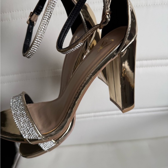 Windsor Gold Rhinestone Block Heel Sandals Size 6.5 NWT Glam Ankle Strap Heels - Picture 6 of 10